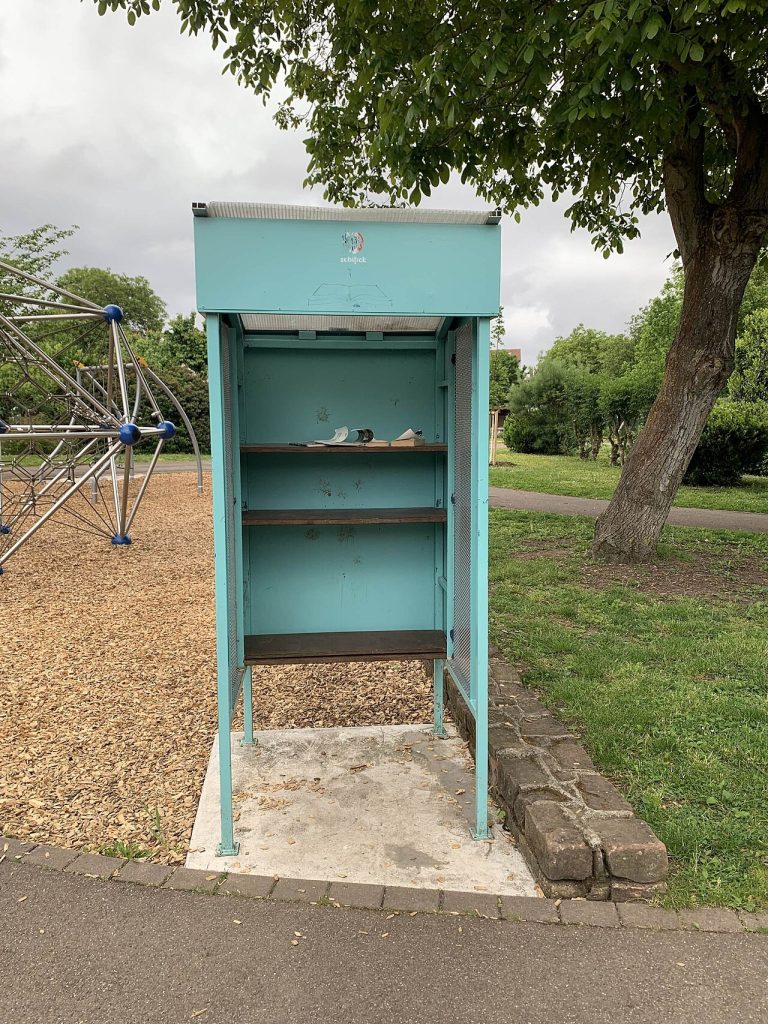 Boîte à livres et aire de jeux au Parc des Oiseaux de Schiltigheim